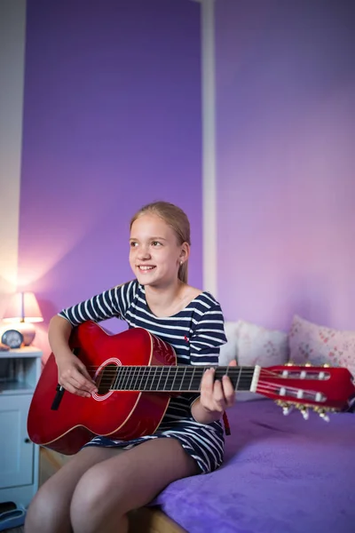 Tonårig Flicka Spela Gitarr Hennes Härliga Rum — Stockfoto