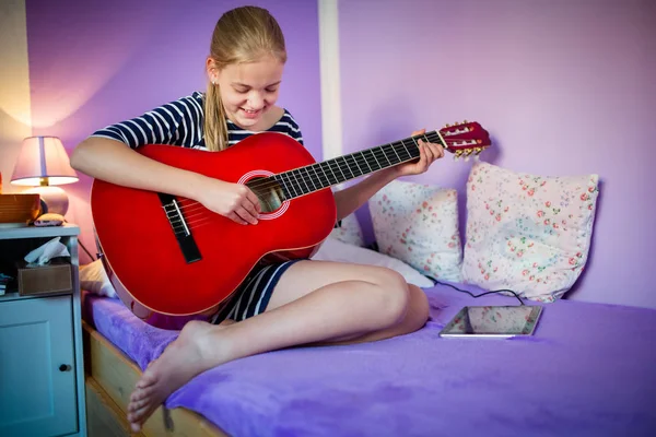 ティーン女の子とともに彼女のギターで彼女の美しいです部屋 — ストック写真