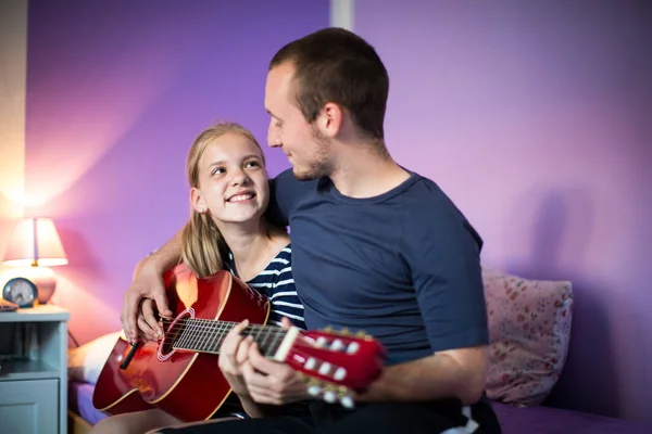 Ragazza Adolescente Con Sua Chitarra Nella Sua Bella Stanza — Foto Stock