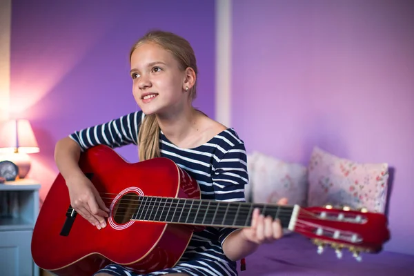 Дівчина Підліток Своєю Гітарою Прекрасній Кімнаті — стокове фото