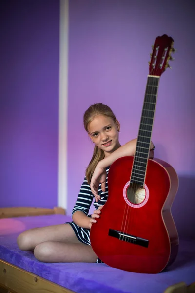 Дівчина Підліток Своєю Гітарою Прекрасній Кімнаті — стокове фото