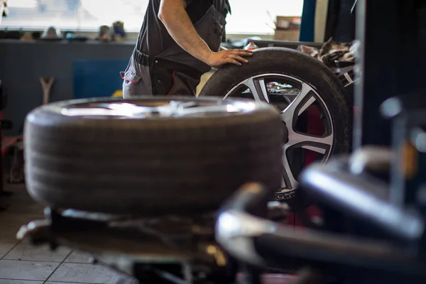 Balanceamento Rodas Reparação Mudança Pneu Carro Garagem Oficina Serviço Automóvel — Fotografia de Stock