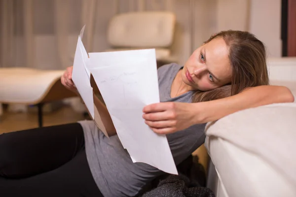 Mooie Jonge Vrouw Gaan Door Sommige Papierwerk Haar Mooie Woonkamer — Stockfoto