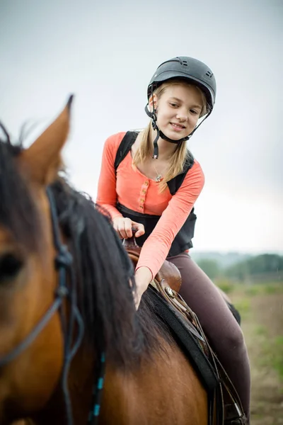 かわいい若い女の子の馬に乗って — ストック写真