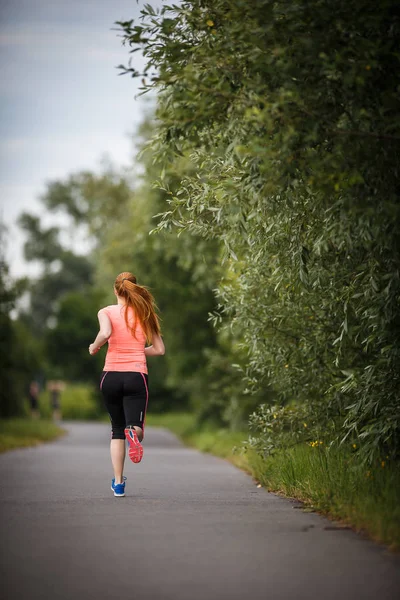 Νεαρή Γυναίκα Που Τρέχει Εξωτερικούς Χώρους Μια Όμορφη Ηλιόλουστη Μέρα — Φωτογραφία Αρχείου