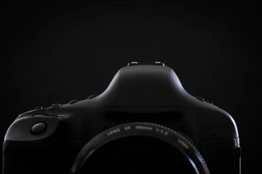 Profesyonel modern Dslr kamera düşük anahtar stok fotoğraf/resim - Modern Dslr fotoğraf makinesi ile vurgulanan kenarları siyah arka plan ile bir çok geniş diyafram lens
