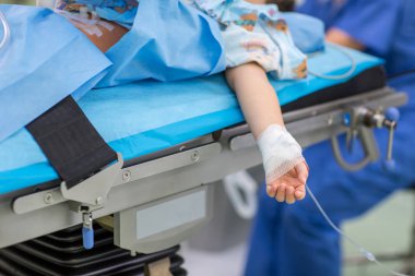 Bir ameliyat (hiçbir yüzler, sığ Dof tanımlanamayan çocuk hasta)