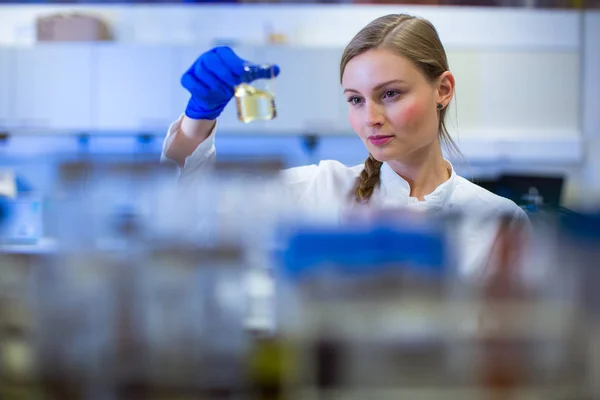 Portret Kobiety Naukowca Prowadzenia Badań Laboratorium Chemii Stonowanych Kolorów Obrazu — Zdjęcie stockowe