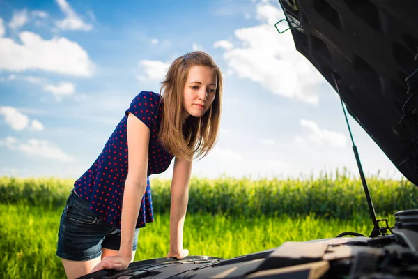 Досить Молода Жінка Узбіччі Після Автомобіль Зламався Оглядаючи Двигун — стокове фото