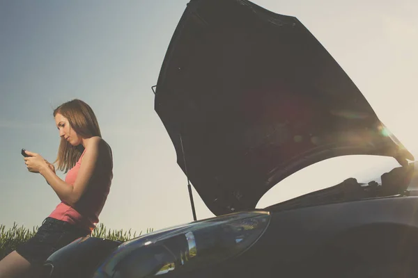 Hübsche Junge Frau Straßenrand Nachdem Ihr Auto Kaputt Gegangen Ist — Stockfoto