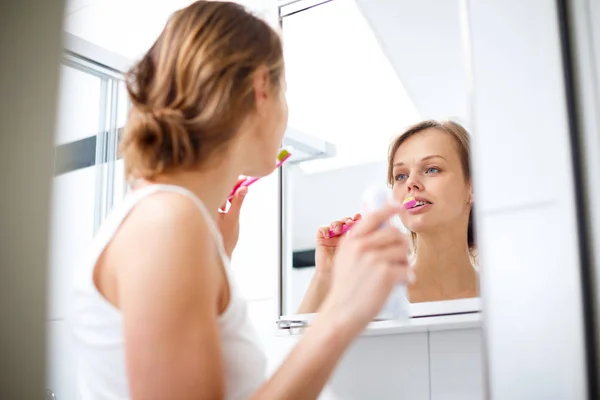Όμορφη Γυναίκα Βουρτσίζει Δόντια Της Μπροστά Στον Καθρέφτη Πρωί — Φωτογραφία Αρχείου