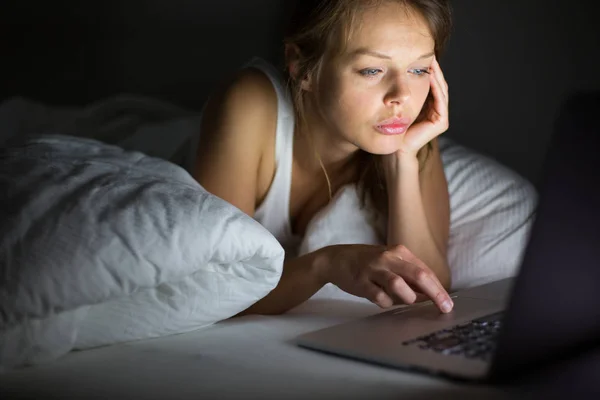 예쁘고 여자가 침대에서 컴퓨터를 사용하는 Dof — 스톡 사진