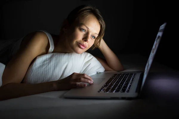 かなり若い女性がベッドで彼女のラップトップコンピュータを使用しています カラートーン画像 浅いDof — ストック写真