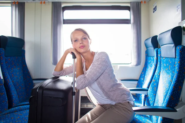 Jolie Jeune Femme Voyageant Dans Train Avec Son Gros Tronc — Photo