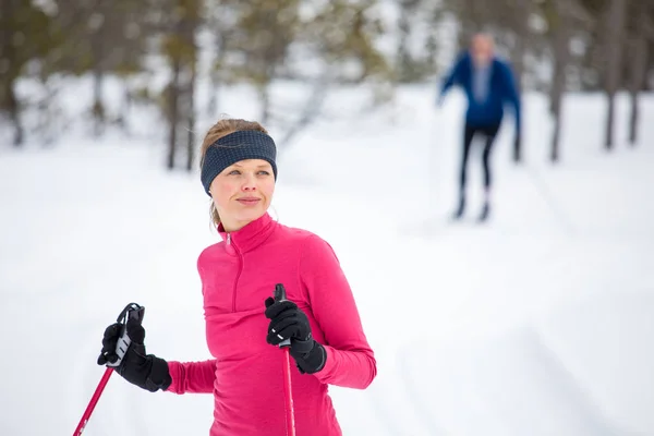Langlaufen Jonge Vrouw Langlaufen Een Winterdag — Stockfoto