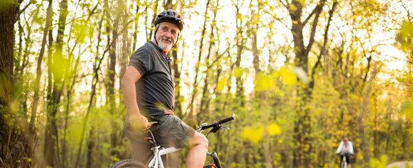 Hombre Mayor Bicicleta Montaña Aire Libre Dof Poco Profundo Imagen — Foto de Stock