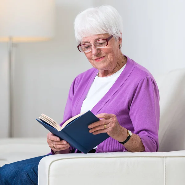 Retrato Una Mujer Mayor Casa Mirando Feliz Mirando Cámara Sonriendo — Foto de Stock