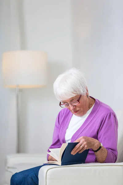 Retrato Una Mujer Mayor Casa Mirando Feliz Mirando Cámara Sonriendo — Foto de Stock