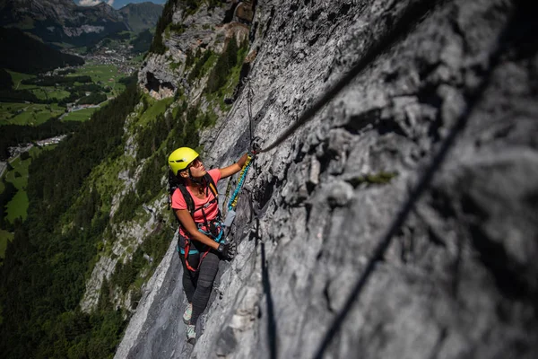 Ferrata Üzerinden Sviçre Alplerinde Kayaya Tırmanan Güzel Bir Bayan Tırmanıcı — Stok fotoğraf