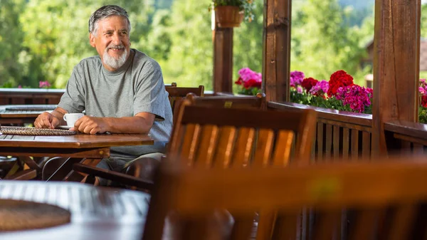 Stilig Senior Man Njuter Sitt Morgonkaffe Mountain Hotel Terrass Semestern — Stockfoto