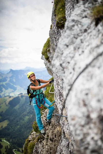 Bonita Escaladora Femenina Vía Ferrata Escalando Una Roca Los Alpes — Foto de Stock