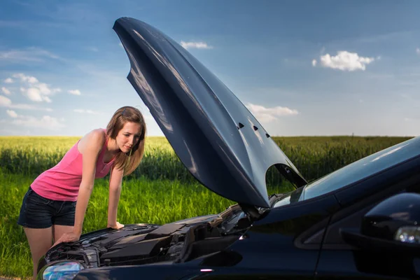 Jolie Jeune Femme Bord Route Après Que Voiture Soit Tombée — Photo