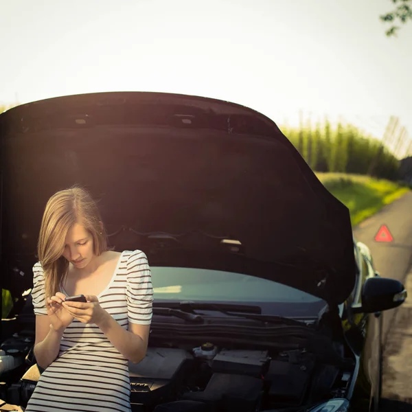 Mujer Bonita Joven Llamando Servicio Carretera Asistencia Después Que Coche — Foto de Stock