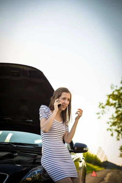 Ładna Młoda Kobieta Wywołanie Usługi Pomoc Drogowa Jej Samochód Się — Zdjęcie stockowe