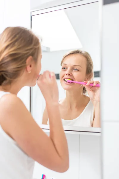 Mulher Bonita Escovando Dentes Frente Espelho Pela Manhã — Fotografia de Stock