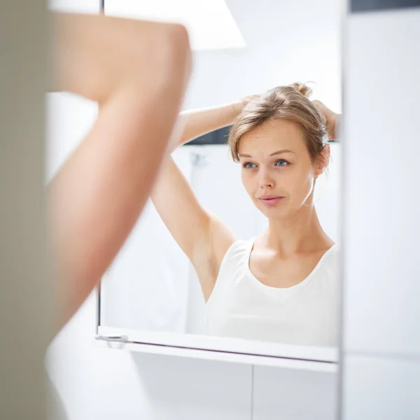 Hübsche Junge Frau Vor Ihrem Badezimmer Während Ihrer Morgendlichen Routine — Stockfoto