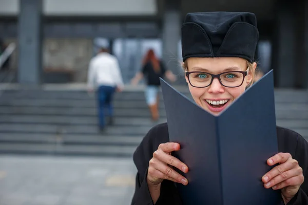 Csinos Fiatal Ünneplő Örömmel Diplomadíjjal Cheking Diplomát Szerzett Boldog Bélyeg — Stock Fotó