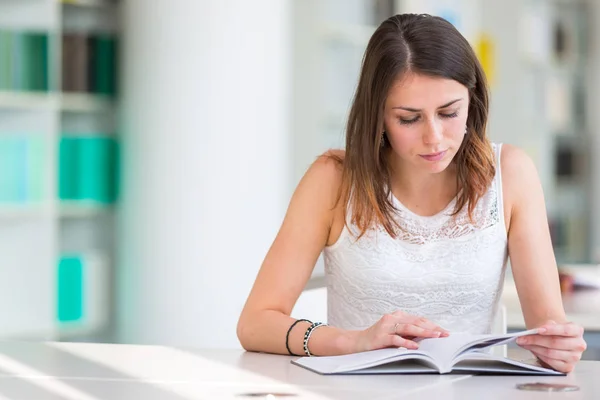 Hübsche Junge Studentin Einer Bibliothek Flaches Dof Farbiges Bild — Stockfoto