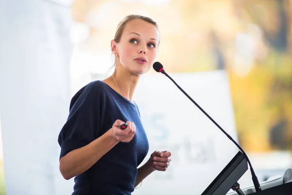 Jolie Jeune Femme Affaires Donnant Une Présentation Dans Cadre Conférence — Photo