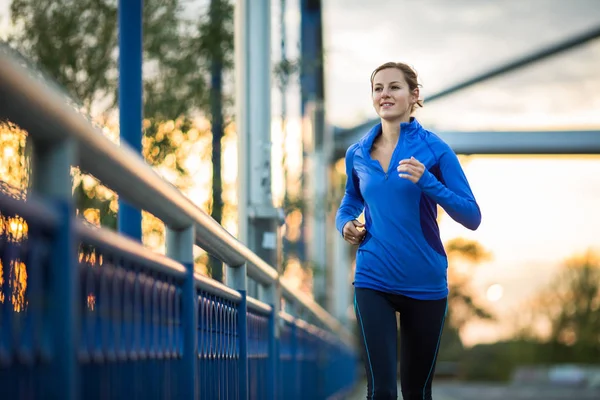 Mujer Joven Corriendo Aire Libre Una Ciudad Sobre Puente — Foto de Stock