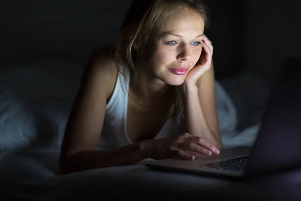 Mulher Bonita Jovem Usando Seu Computador Portátil Cama Cor Tonificada — Fotografia de Stock