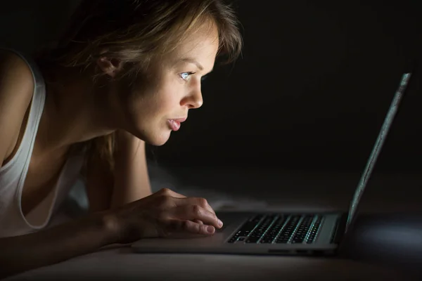 Hübsche Junge Frau Mit Ihrem Laptop Bett Farbiges Bild Flacher — Stockfoto