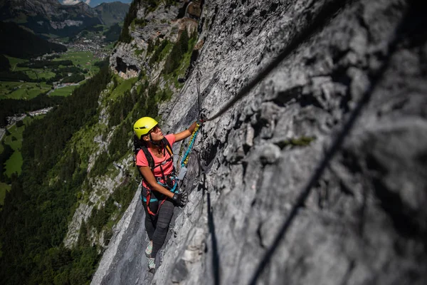 Piękna Kobieca Wspinaczka Ferrata Wspinaczka Skałę Alpach Szwajcarskich — Zdjęcie stockowe