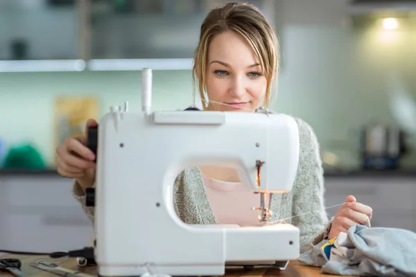 Mujer Bonita Joven Cosiendo Ropa Con Máquina Coser Imagen Tonificada — Foto de Stock