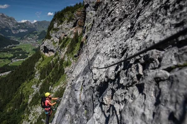 Красивая Альпинистка Виа Феррата Лазание Скале Швейцарских Альпах — стоковое фото