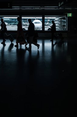 Havaalanı rush: (hareket bulanık görüntü; renk tonlu görüntü bir koridor yürüyüş onların valiz grubu)