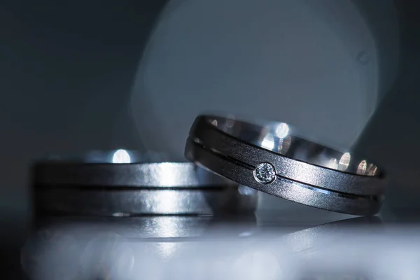 婚礼当天的细节 两个可爱的结婚戒指等待他们的时刻 — 图库照片