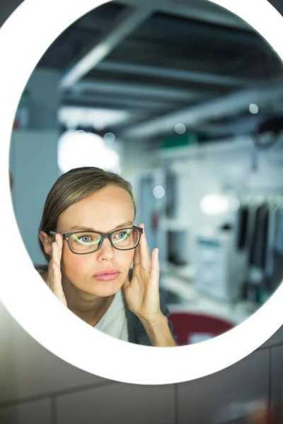 Groggy Junge Frau Gähnt Morgens Vor Ihrem Badezimmerspiegel Beim Versuch — Stockfoto