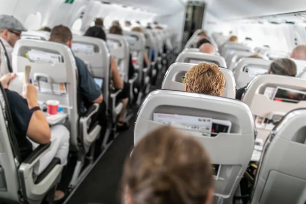 Interior Del Avión Comercial Con Pasajeros Sus Asientos Durante Vuelo — Foto de Stock