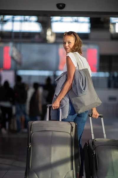 在国际机场携带行李的年轻女子 在登机前和登机前都要经过安全检查 — 图库照片