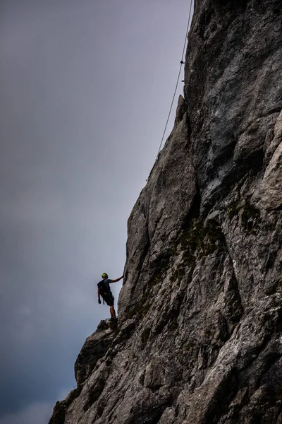 Csinos Női Hegymászó Egy Ferrata Mászás Egy Sziklán Svájci Alpokban — Stock Fotó