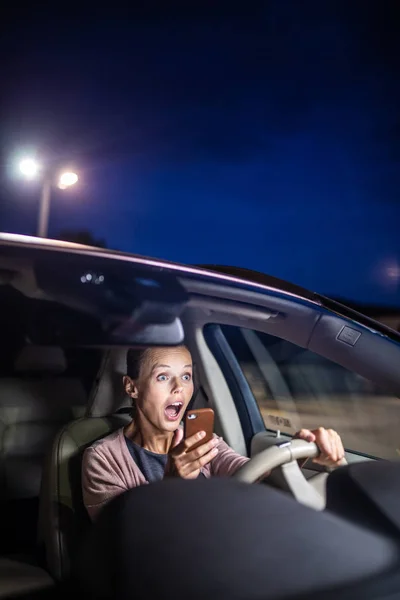 Молодая Женщина Водитель Играет Сотовым Телефоном Вместо Обращать Внимание Вождение — стоковое фото