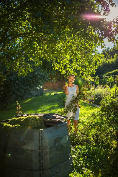 Vacker Ung Kvinna Trädgårdsskötsel Hennes Trädgård Skära Grenar Förbereda Trädgården — Stockfoto