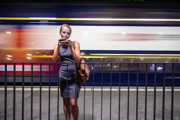 Hezká Mladá Žena Dojíždějící Její Každodenní Vlak Moderním Vlakovém Nádraží — Stock fotografie