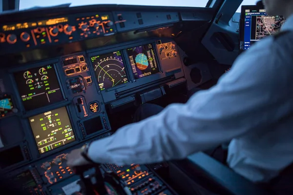 Pilotenhand Beim Gasgeben Cockpit Eines Verkehrsflugzeugs Während Des Starts — Stockfoto