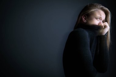 Genç kadın bir şiddetli depresyon/anksiyetesi